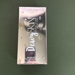 Dewy Skin Glass Glow Skin Tint 30 mL Color: 010